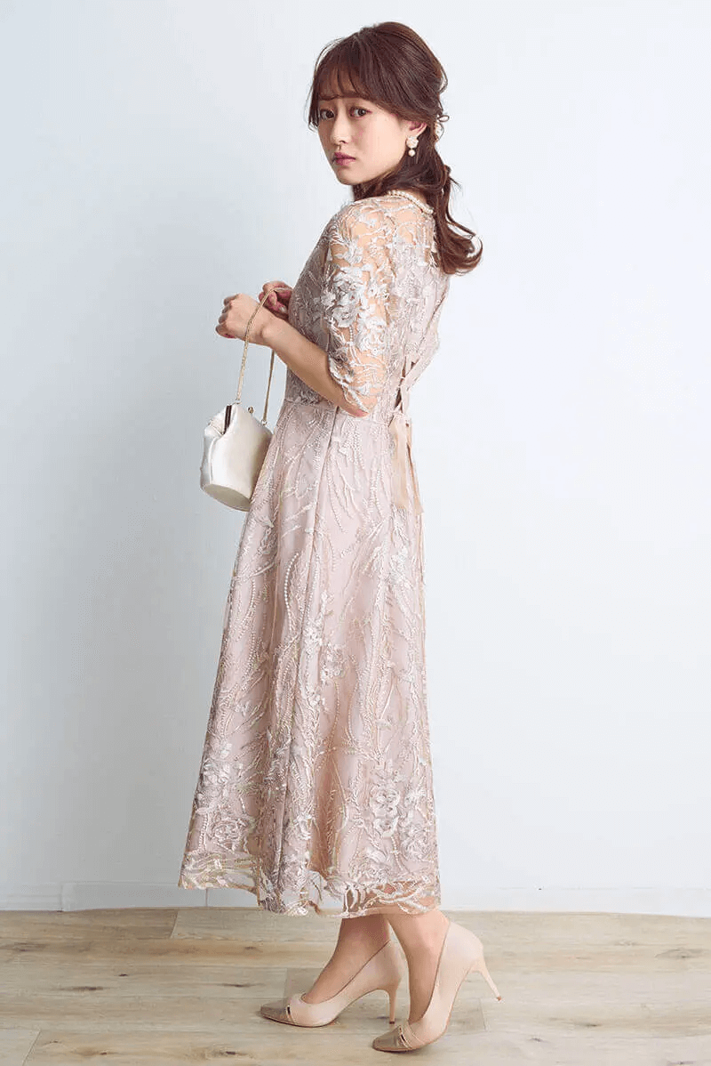 ベージュのエンブロイダリーチュールドレス