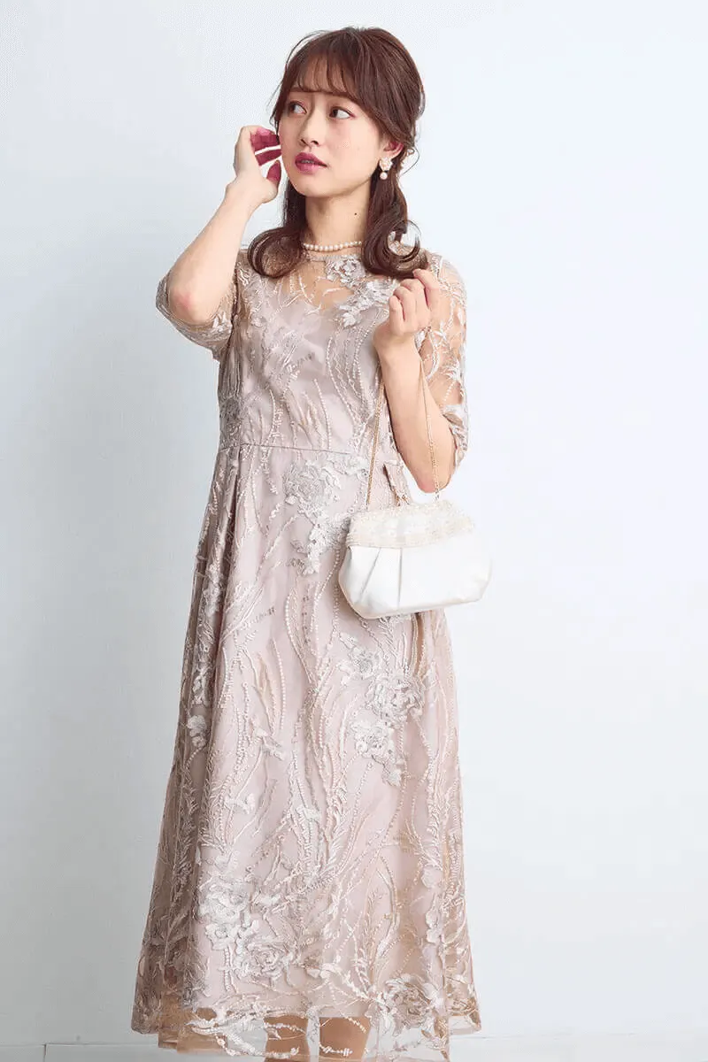 ベージュのエンブロイダリーチュールドレス