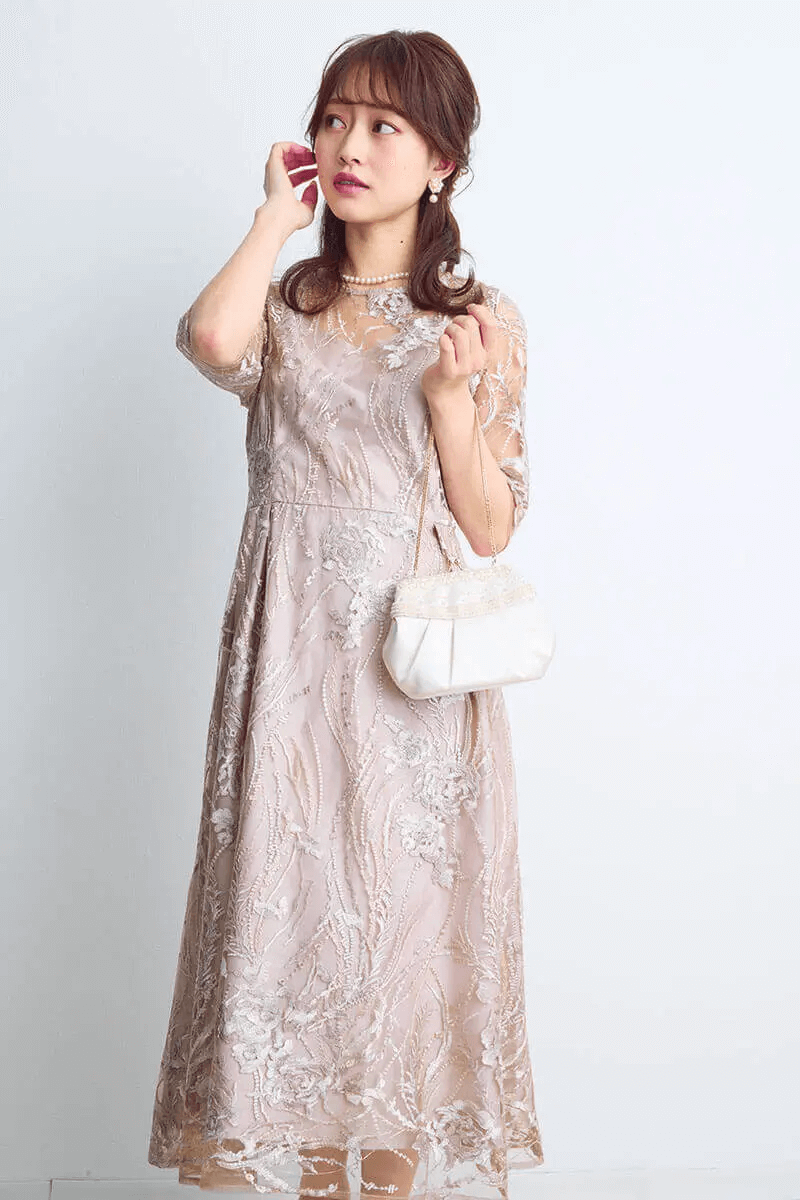 ベージュのエンブロイダリーチュールドレス