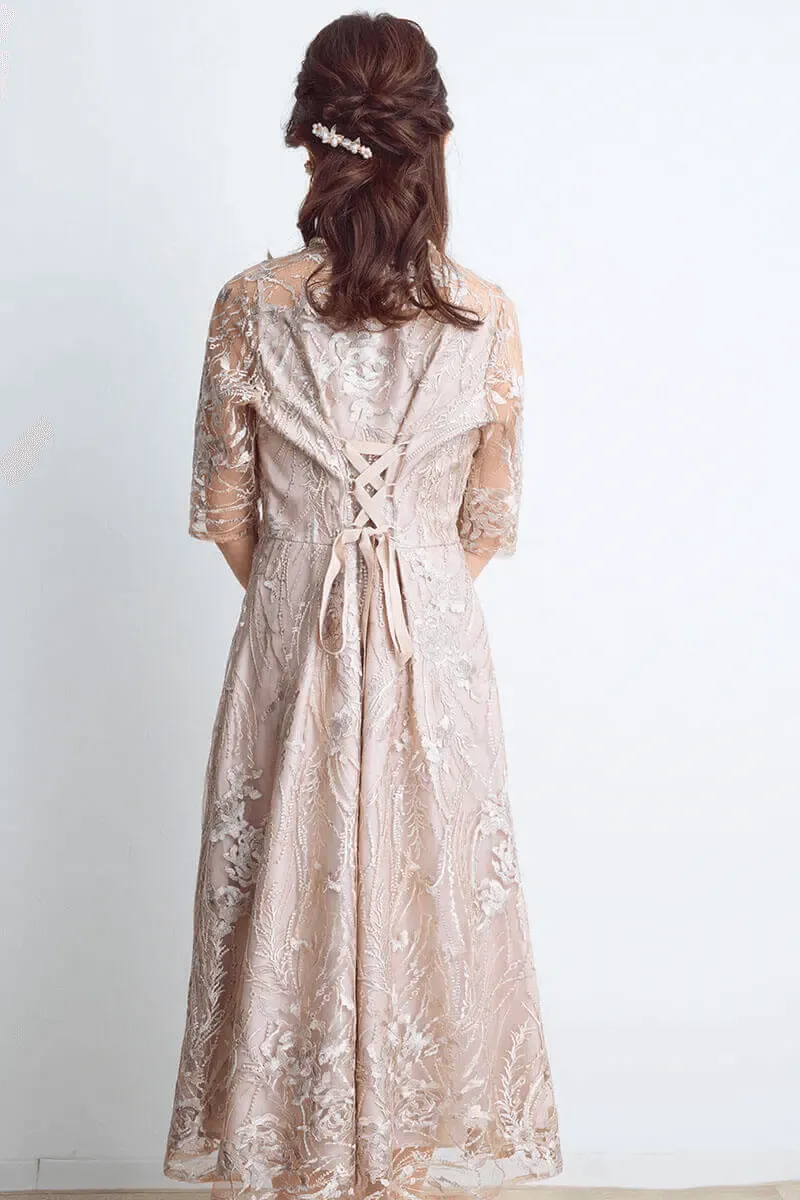 ベージュのエンブロイダリーチュールドレス