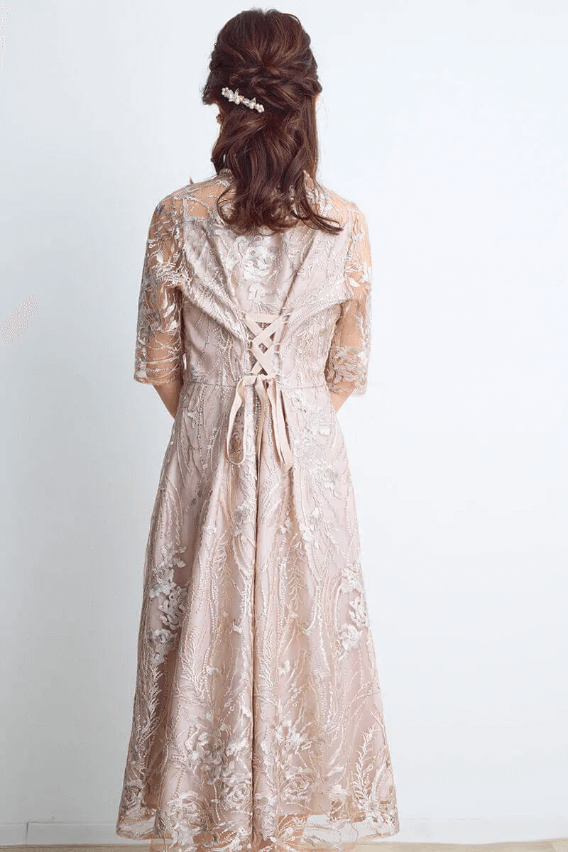 ベージュのエンブロイダリーチュールドレス
