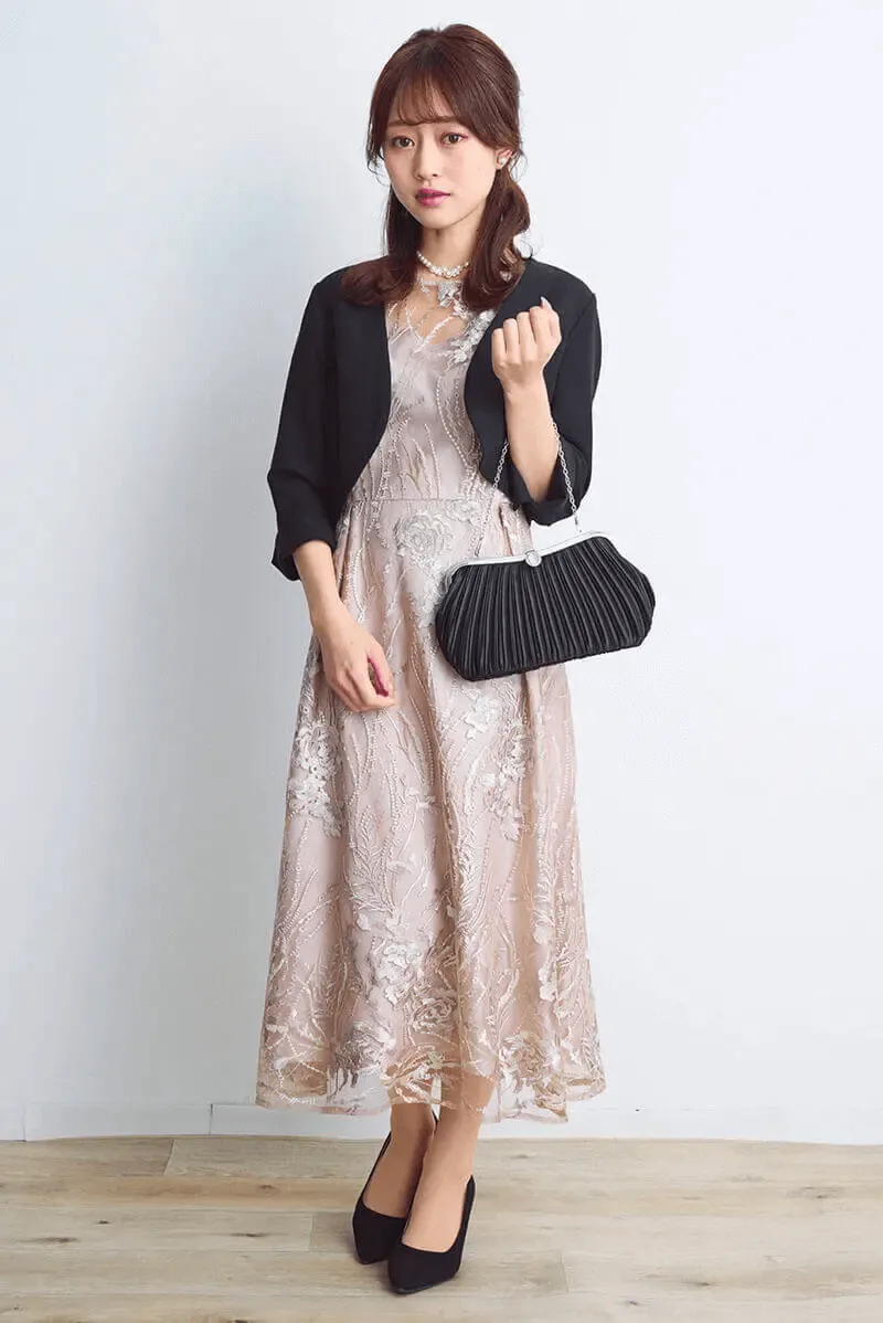 ベージュのエンブロイダリーチュールドレス