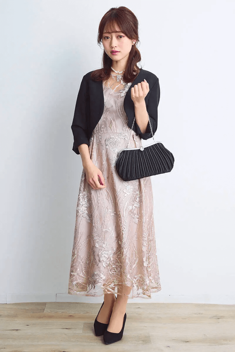 ベージュのエンブロイダリーチュールドレス