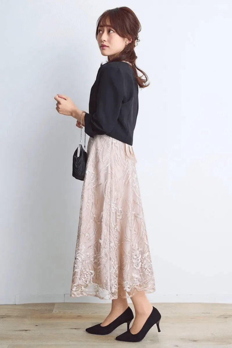 ベージュのエンブロイダリーチュールドレス