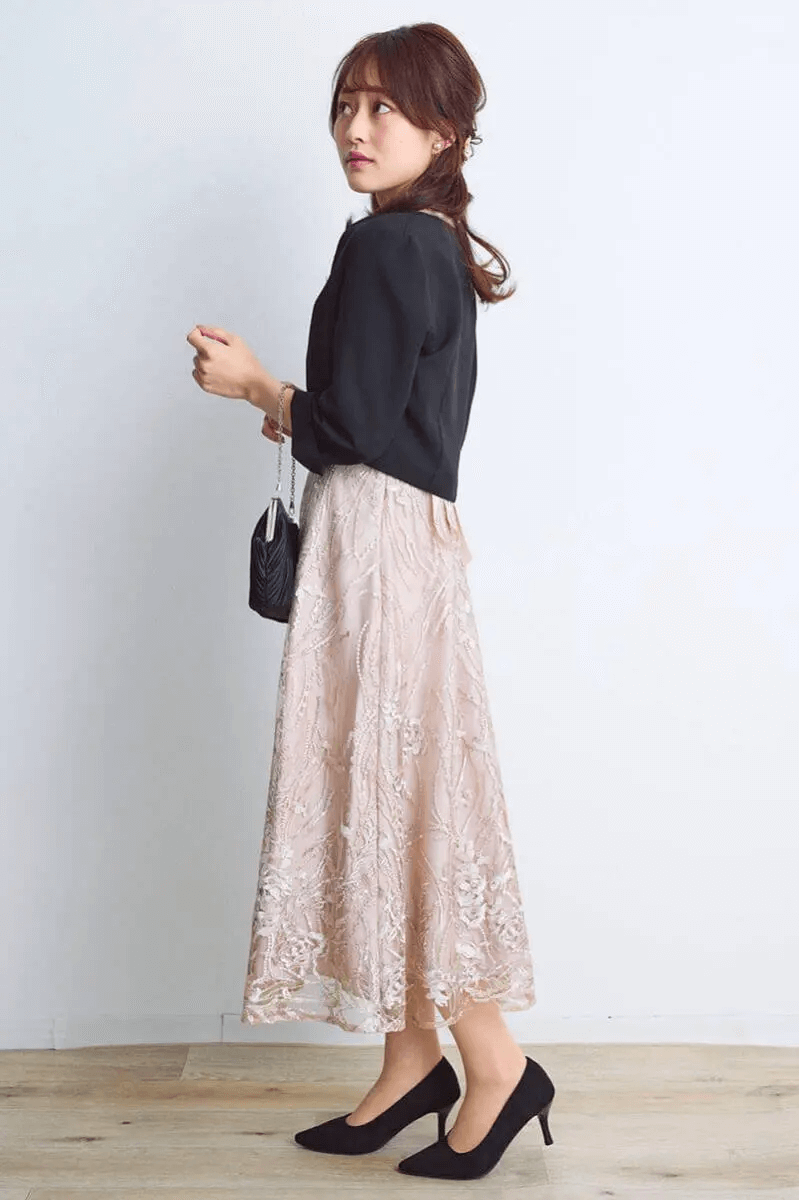 ベージュのエンブロイダリーチュールドレス