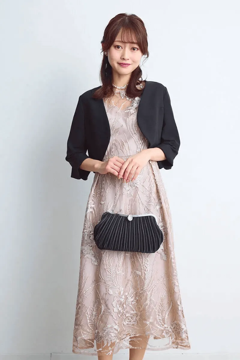 ベージュのエンブロイダリーチュールドレス