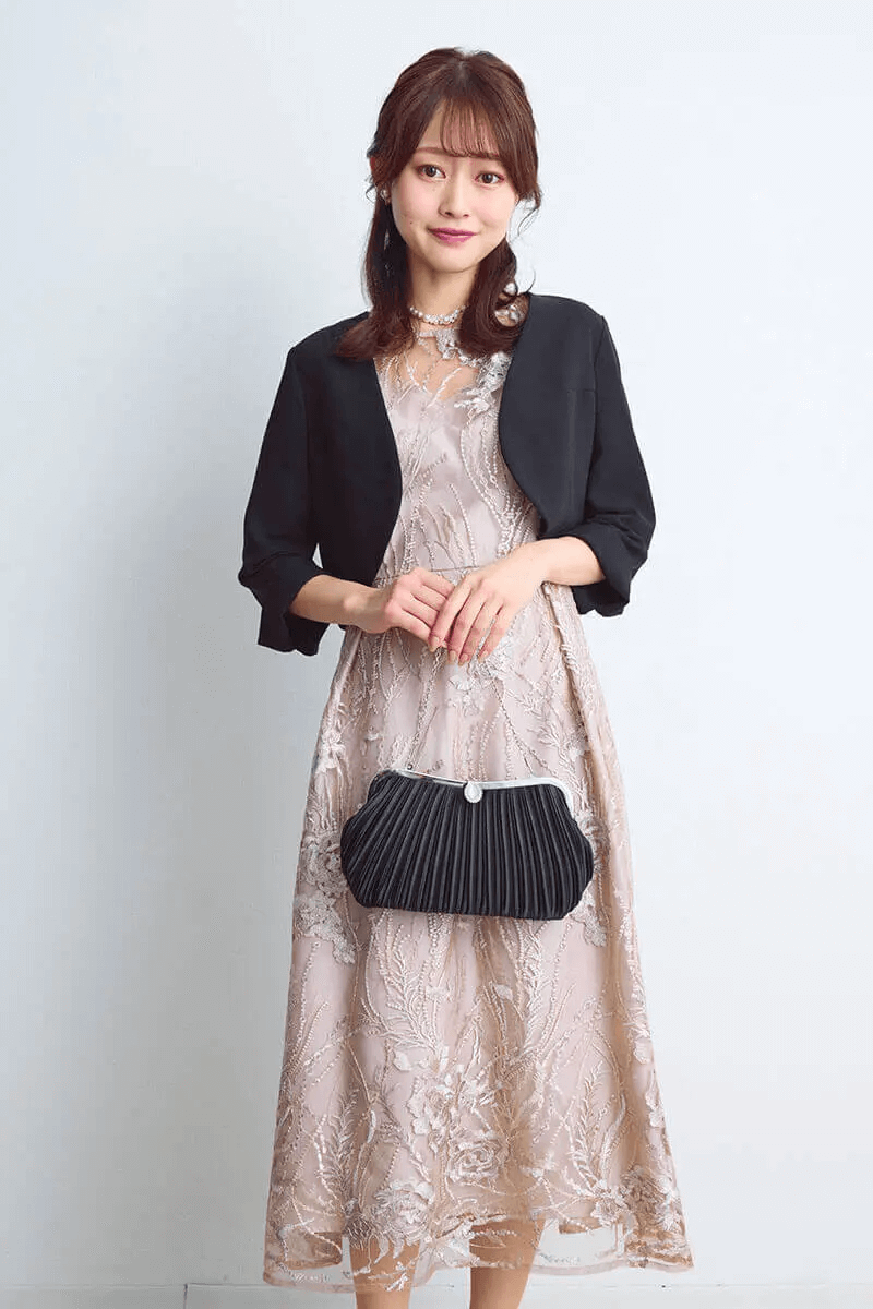 ベージュのエンブロイダリーチュールドレス