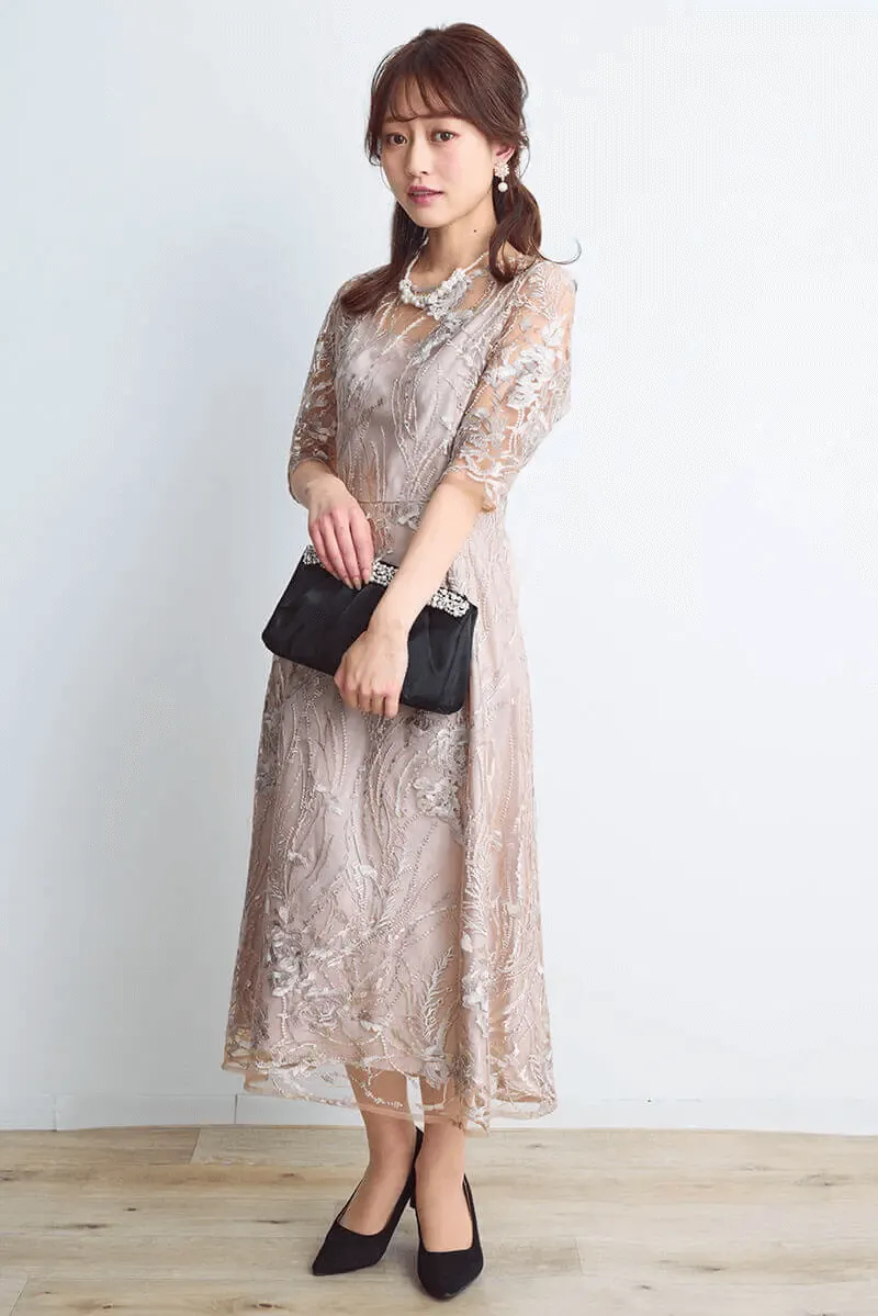 ベージュのエンブロイダリーチュールドレス