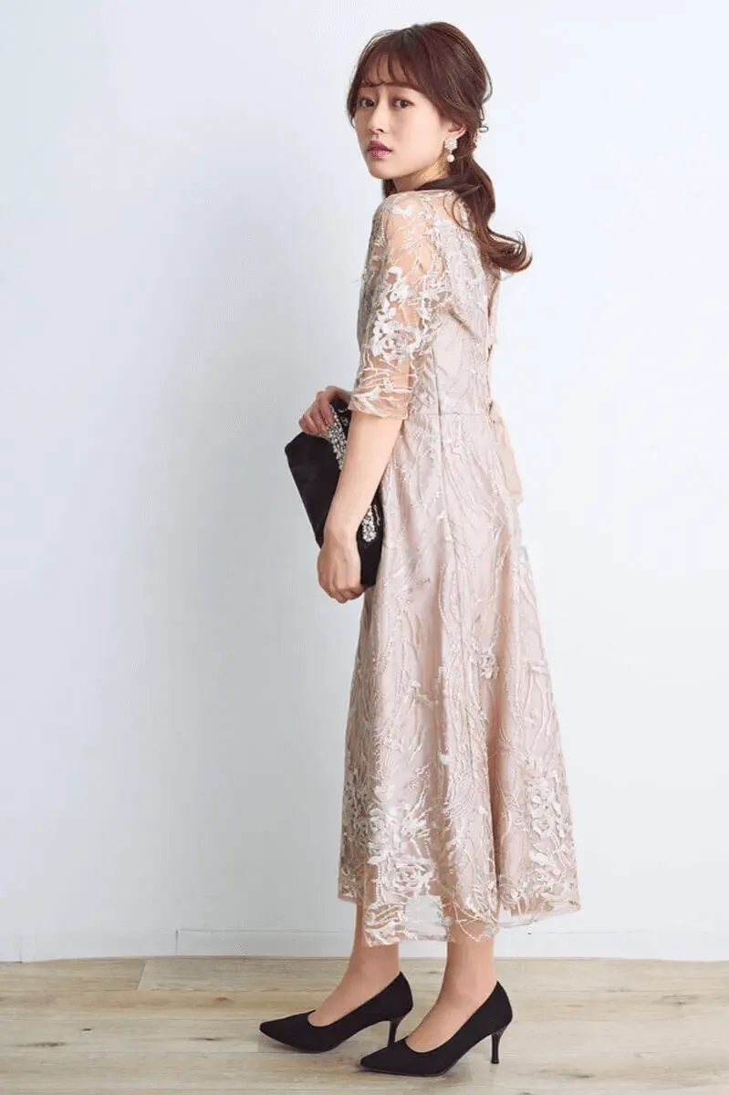 ベージュのエンブロイダリーチュールドレス