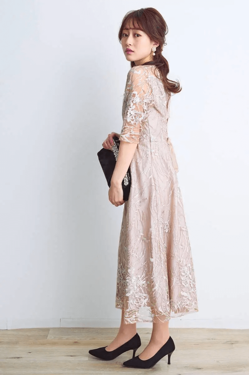 ベージュのエンブロイダリーチュールドレス