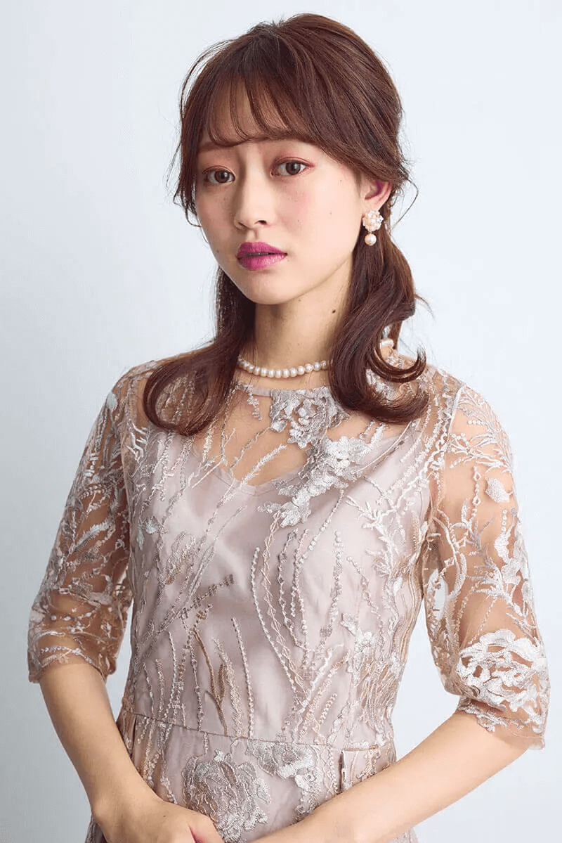 ベージュのエンブロイダリーチュールドレス