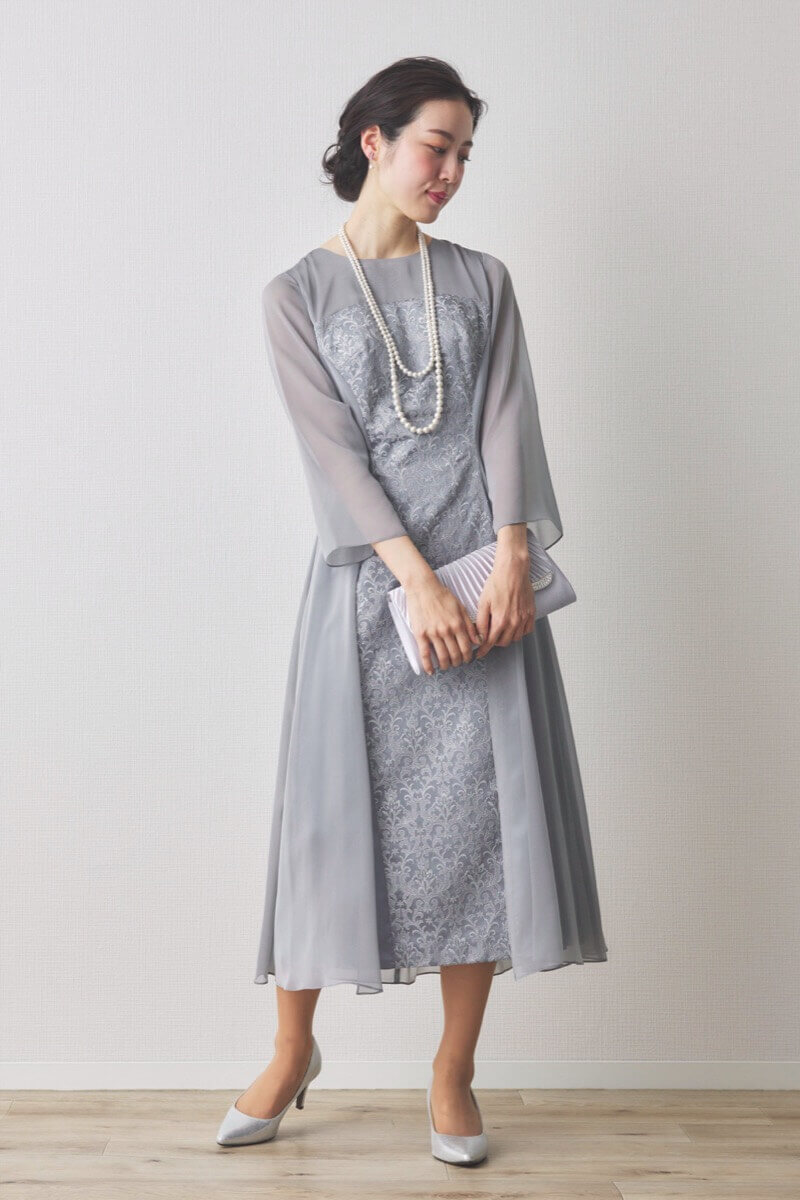 シルバーのラメ刺繍シフォン切替ロングドレス [ 店頭販売価格 59,400円 ]