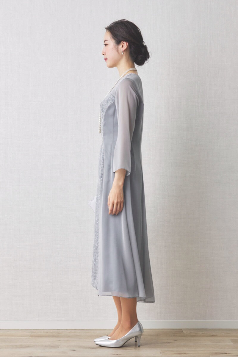 シルバーのラメ刺繍シフォン切替ロングドレス [ 店頭販売価格 59,400円 ]