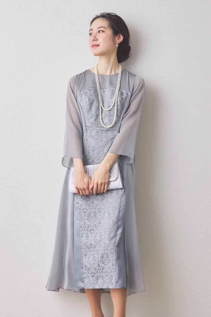 シルバーのラメ刺繍シフォン切替ロングドレス [ 店頭販売価格 59,400円 ]