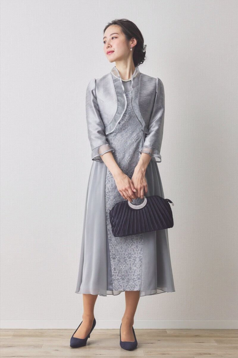 シルバーのラメ刺繍シフォン切替ロングドレス [ 店頭販売価格 59,400円 ]