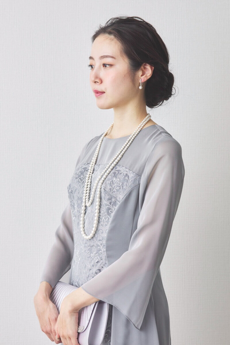 シルバーのラメ刺繍シフォン切替ロングドレス [ 店頭販売価格 59,400円 ]