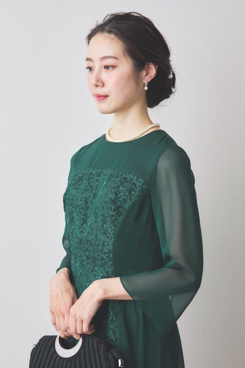 グリーンのラメ刺繍シフォン切替ドレス  [ 店頭販売価格 56,100円 ]