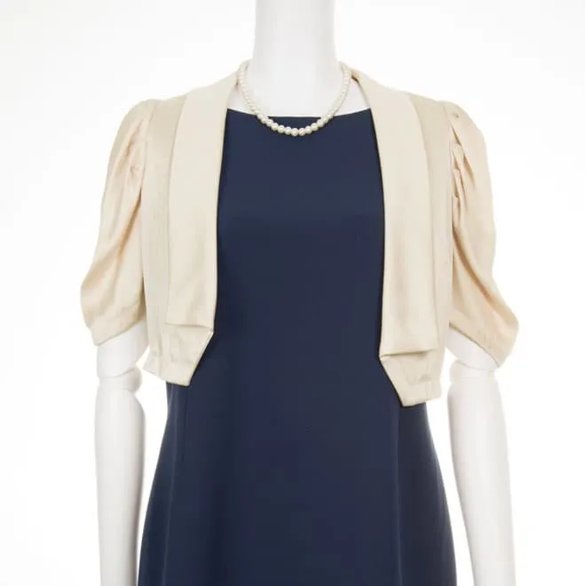 ベージュサテンのジャケット風ボレロ