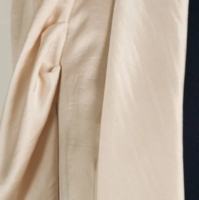 ベージュサテンのジャケット風ボレロ