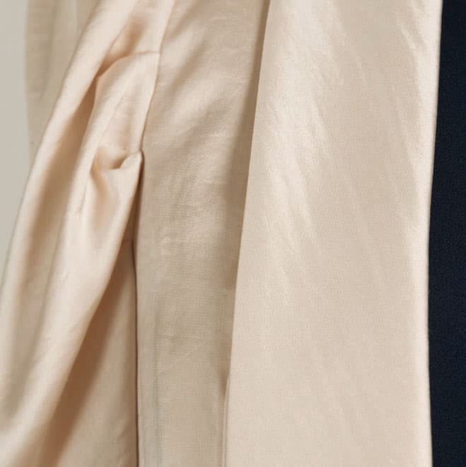 ベージュサテンのジャケット風ボレロ