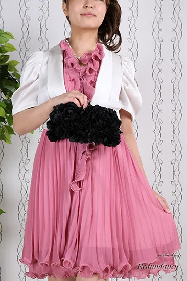 ベージュサテンのジャケット風ボレロ