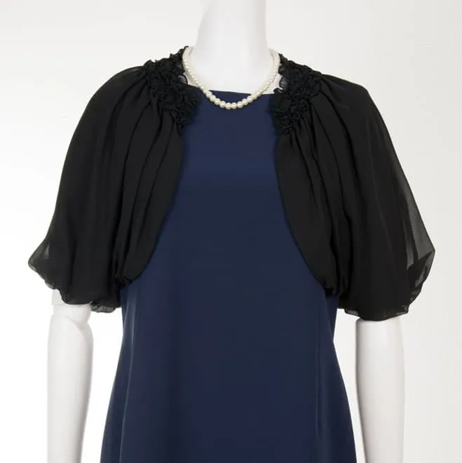 ブラックの胸元フリルボレロ