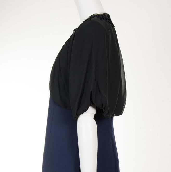 ブラックの胸元フリルボレロ