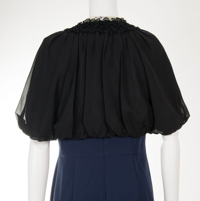 ブラックの胸元フリルボレロ
