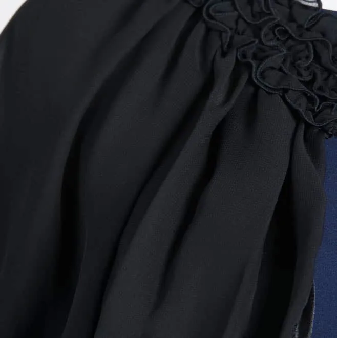 ブラックの胸元フリルボレロ