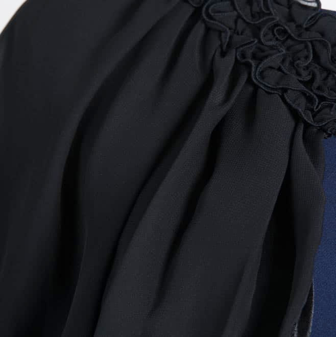 ブラックの胸元フリルボレロ