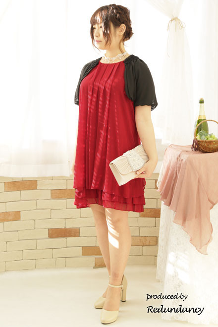 ブラックの胸元フリルボレロ