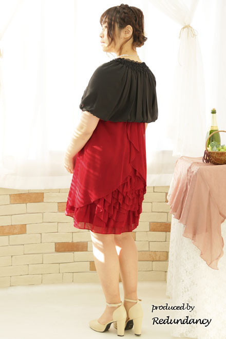 ブラックの胸元フリルボレロ