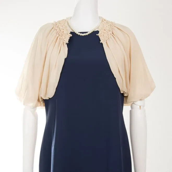 ベージュの胸元フリルボレロ