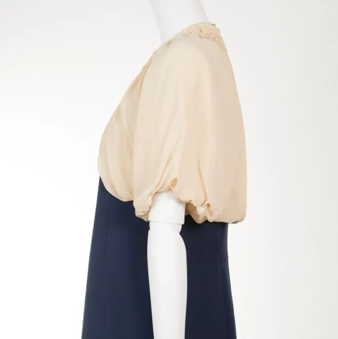 ベージュの胸元フリルボレロ