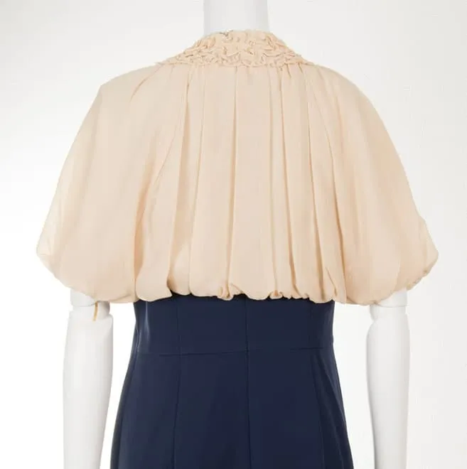 ベージュの胸元フリルボレロ