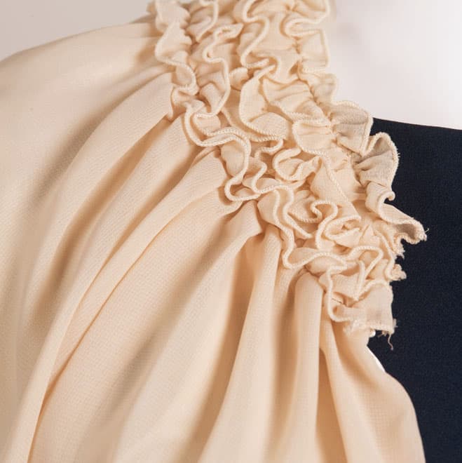 ベージュの胸元フリルボレロ