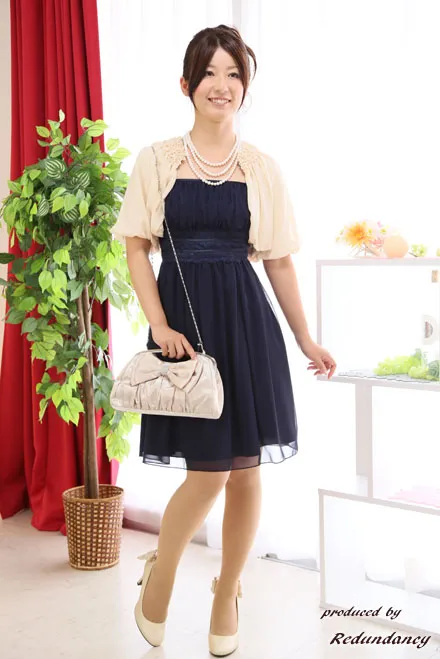 ベージュの胸元フリルボレロ