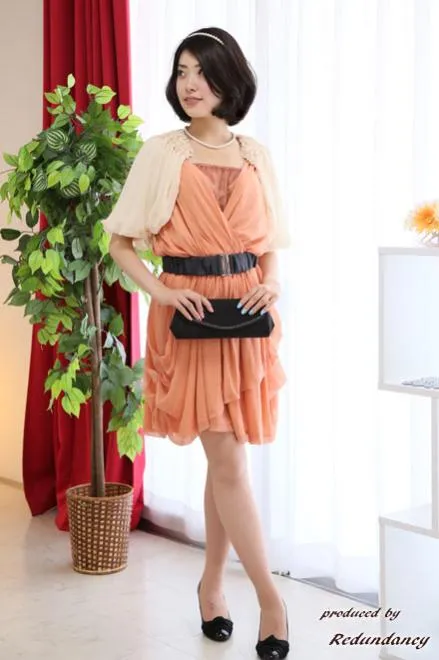 ベージュの胸元フリルボレロ