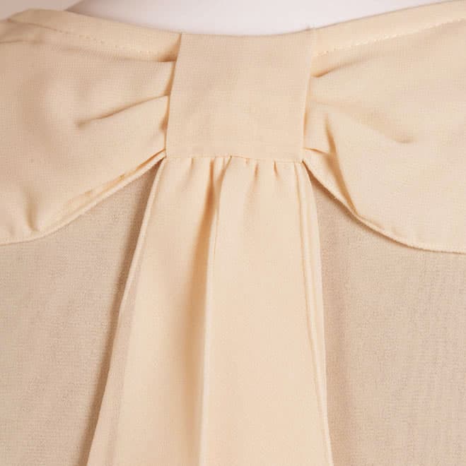 ベージュの後ろリボン半袖ボレロ