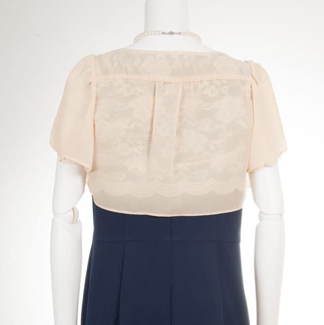 ベージュのリバーシブルボレロ