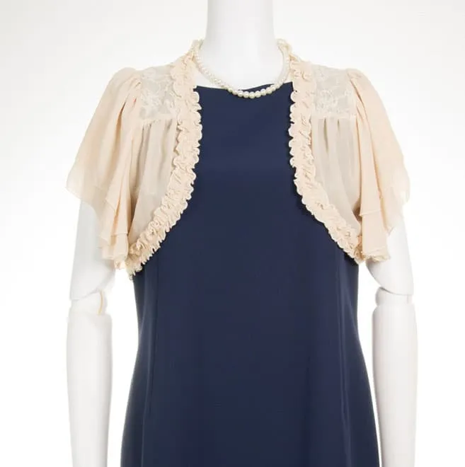 ベージュの襟フリルと背中レースのベージュボレロ