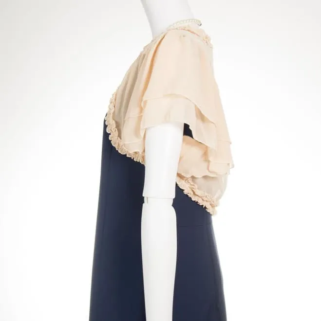 ベージュの襟フリルと背中レースのベージュボレロ