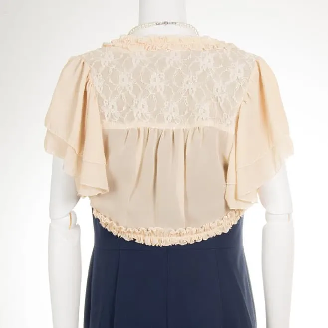 ベージュの襟フリルと背中レースのベージュボレロ