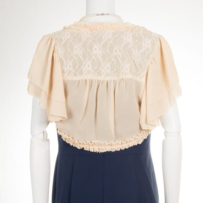 ベージュの襟フリルと背中レースのベージュボレロ
