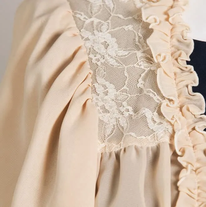 ベージュの襟フリルと背中レースのベージュボレロ