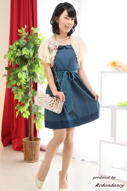 ベージュの襟フリルと背中レースのベージュボレロ