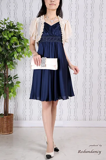 ベージュの襟フリルと背中レースのベージュボレロ