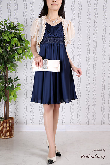 ベージュの襟フリルと背中レースのベージュボレロ