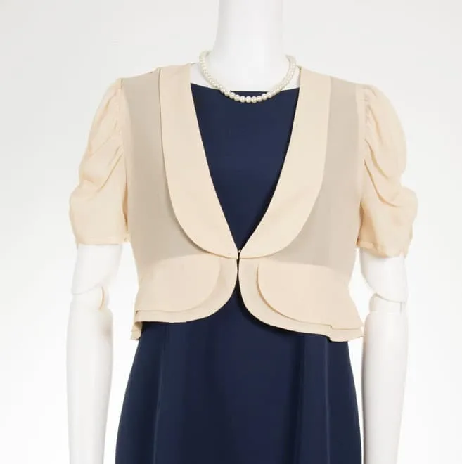 ベージュの半袖ボレロ