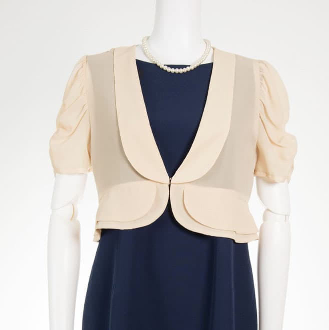 ベージュの半袖ボレロ